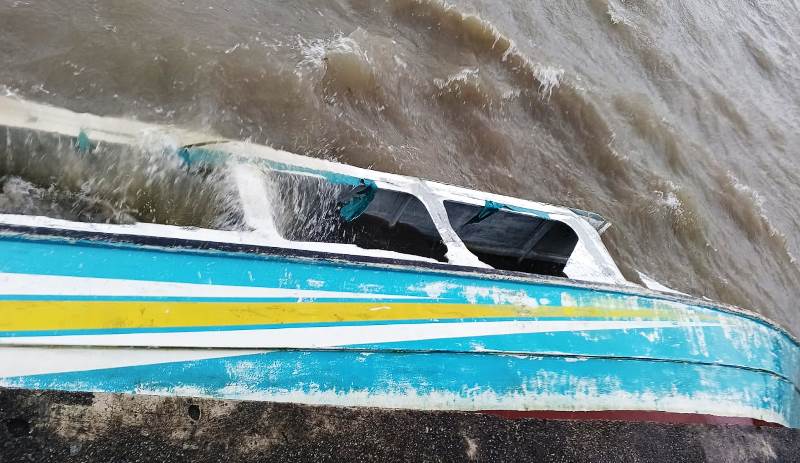 Pompong Kelurahan Penyengat Tenggelam Dihantam Gelombang.