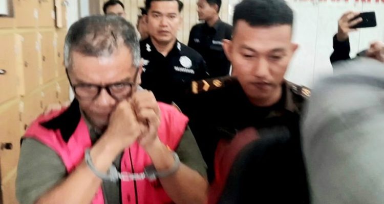 Tersangka korupsi PNBP Batam Suyono saat digiringi Jaksa ke mobil tahanan Kejati Kepri untuk ditahan di Rutan Tanjungpinang. (Roland/presmedia)