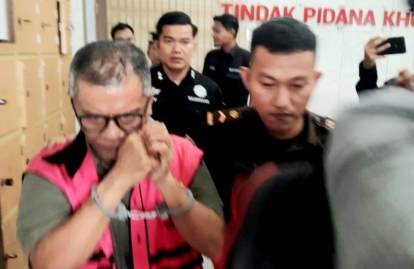 Tersangka korupsi PNBP Batam Suyono saat digiringi Jaksa ke mobil tahanan Kejati Kepri untuk ditahan di Rutan Tanjungpinang. (Roland/presmedia)