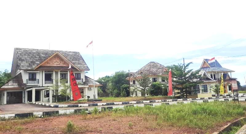 Suasana lingkungan Rumah Dinas DPRD Tanjungpinang tampak sepi dan tidak berpenghuni di Kampung Bugis, Senggarang kota Tanjungpinang (Roland/Presmedia)