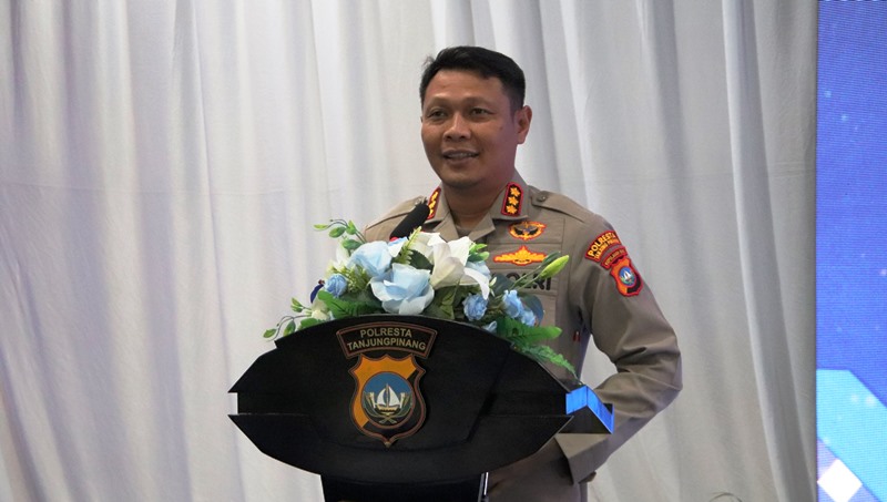 Kapolresta Tanjungpinang, Kombes Pol Hamam Wahyudi saat memberikan arahan pada Hari Ulang Tahun (HUT) Lalu Lintas Bhayangkara ke-70 tahun 2025 dilaksanakan di Aula Antan Seludang Polresta Tanjungpinang (Humas)
