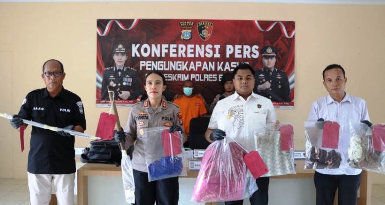 Kapolres Bintan AKBP Yunita Stevani didampingi Kasatreskrim Polres Bintan Iptu Fikri Rahmadi beserta Humas Polres Bintan menunjukan barang bukti dan tersangka saat konfeensi pers kasus suami bunuh istri di Bintan (Foto:Hasura).