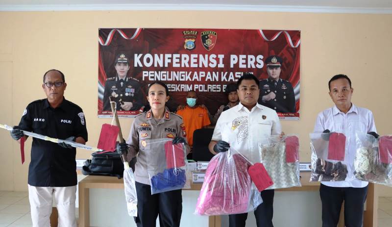 Kapolres Bintan AKBP Yunita Stevani didampingi Kasatreskrim Polres Bintan Iptu Fikri Rahmadi beserta Humas Polres Bintan menunjukan barang bukti dan tersangka saat konfeensi pers kasus suami bunuh istri di Bintan (Foto:Hasura).