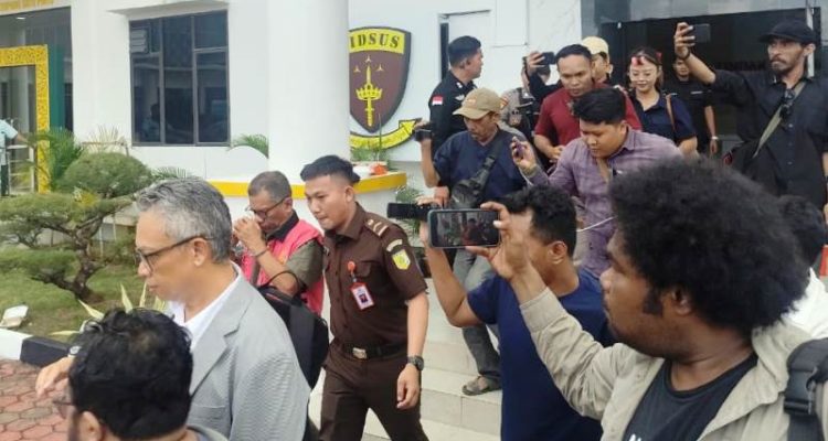 Tim Penyidik Kejaksaan Tinggi Kepri menetapakan dan menahan dua terangka korupsi PNBP jasa Pandu dan tunda kapal di Batam. (Foto:Penkum Kejati Kepri)