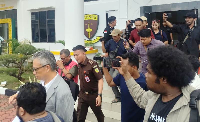 Tim Penyidik Kejaksaan Tinggi Kepri menetapakan dan menahan dua terangka korupsi PNBP jasa Pandu dan tunda kapal di Batam. (Foto:Penkum Kejati Kepri)