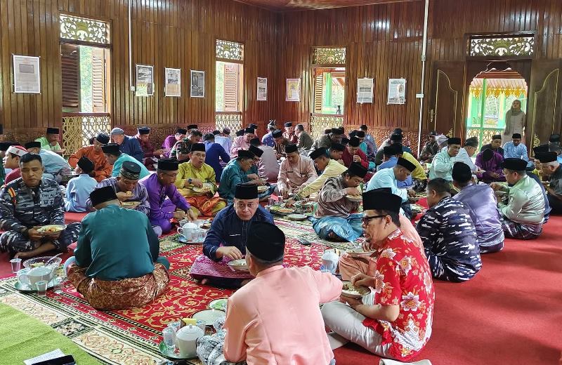 enduri Budaya Lingga 2025 resmi dibuka dengan tradisi Makan Sehidang Berlima. (Diskominfo Lingga)