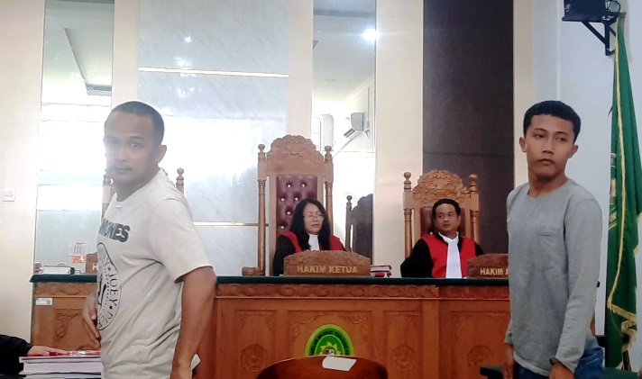Dua terdakwa kurir narkoba, Terdakwa Rio da Alvin saat meninggalkan ruangan persidangan di PN Tanjungpinang (Roland/presmedia.id)