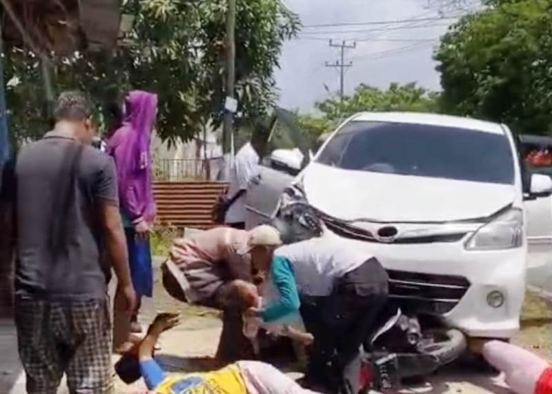Warga mengevakuasi balita usai lakalantas mobilvS Motor di Jalan Kijang Kota Kecamatan Bintan Timur (Foto-Warga)