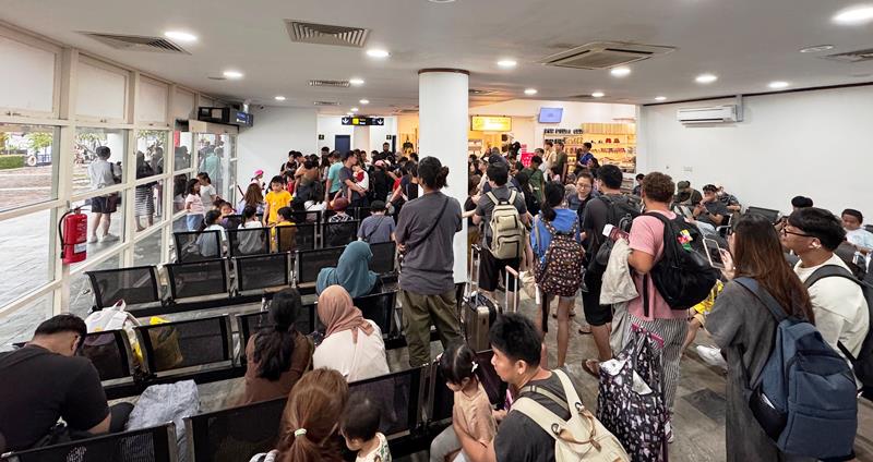 Wisatan Singapura memadati Pelabuhan BBT Lagoi.(Foto:Hasura)
