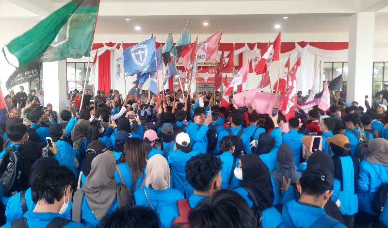 Ratusan Mahasiswa Unjuk Rasa Sampaikan 13 Tuntutan Di DPRD Kepri (Roland/ Presmedia)