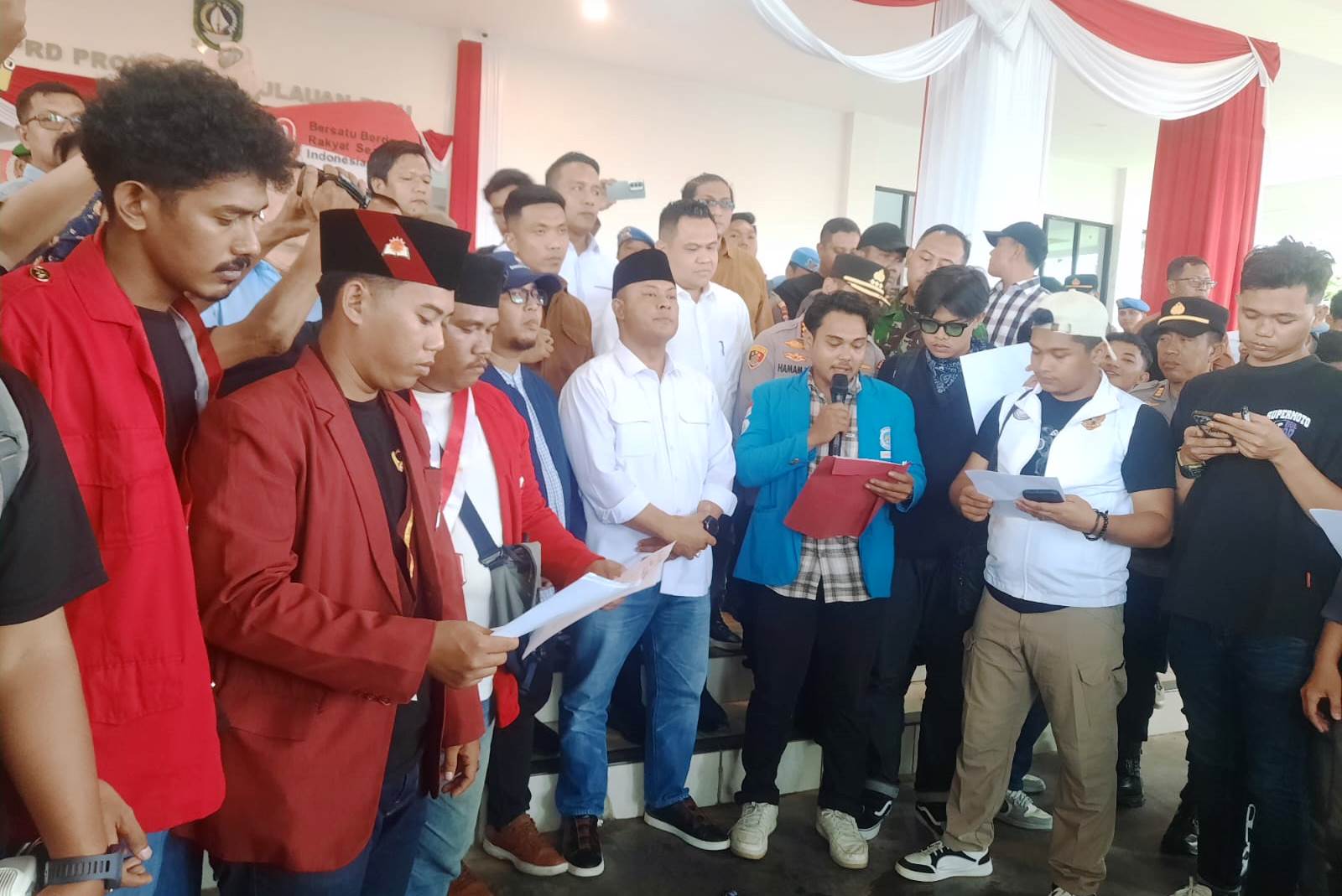 Mahasiswa  kepri Unjuk Rasa dan membacakan 13 Tuntutan ke DPRD Kepri (Roland/ Presmedia)