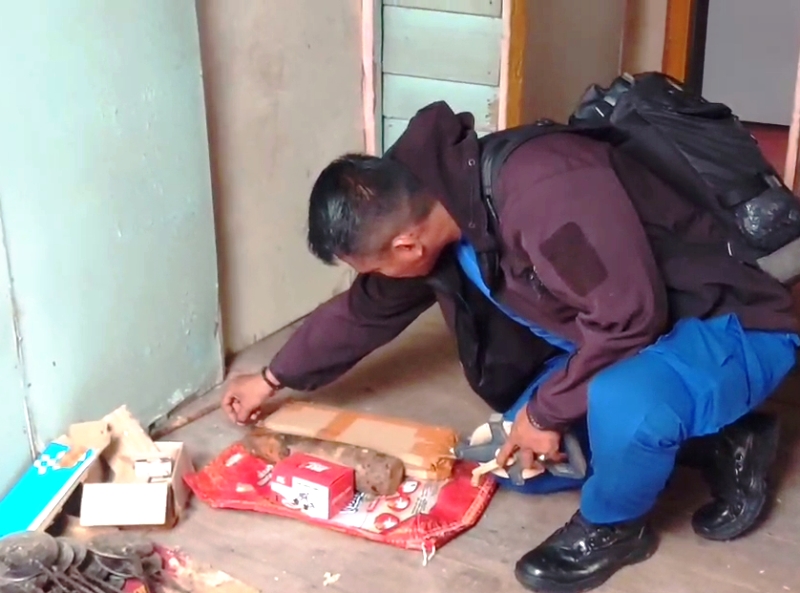 Anggota Polsek Tanjungpinang Barat saat melakukan pemeriksaan terhadap bahan peledak jenis mortir yang ditemukan warga (Roland/ Presmedia)
