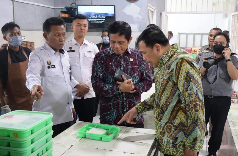 Ketua Ombudsman RI Mokhammad Najih beserta Pimpinan Ombudsman RI Jemsly Hutabarat didampingi Kepala Lapas Narkotika Kelas IIA Tanjungpinang Bejo saat meninjau dapur dan mencicipi masakan WBP Lapas Narkotika Tanjungpinang.(Foto: Lapas Narkotika Kelas IIA Tanjungpinang)