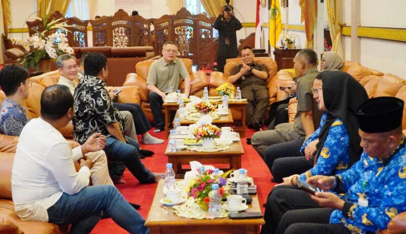 Management PT.Tian Shan saat melakukan pertemuan dengan Pemerintah Kabupaten Lingga di Gedung Daerah Junjungan Negeri, Daik, Rabu (17/9/2025), Hadir juga Mr.Wu Bin, Direktur PT Tian Shan Alumina Indonesia, serta Mr. Tan Zhenjun, General Department Manager. (foto:Diskominfo Lingga)