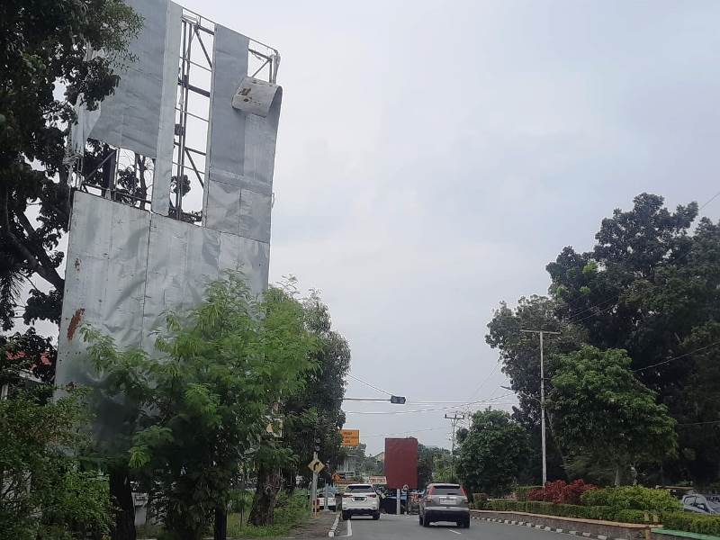 Seng papan reklame hampir lepas dan membahayakan pengguna jalan di Jalan Ahmad Yani Tanjungpinang ( Roland/Presmedia)
