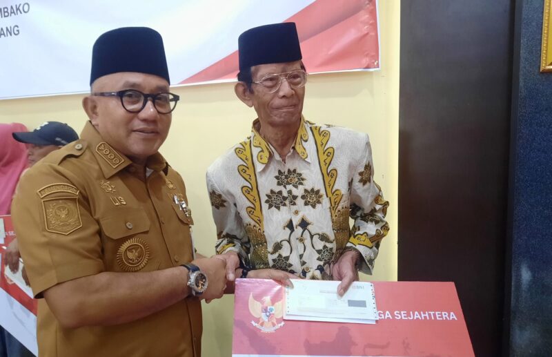 Walikota Tanjungpinang, Lis Darmansyah saat menyerahkan kartu KKS kepada warga secara simbolis di Aula Kantor Dinas Sosial (Dinsos) Kota Tanjungpinang (Roland/Presmedia)