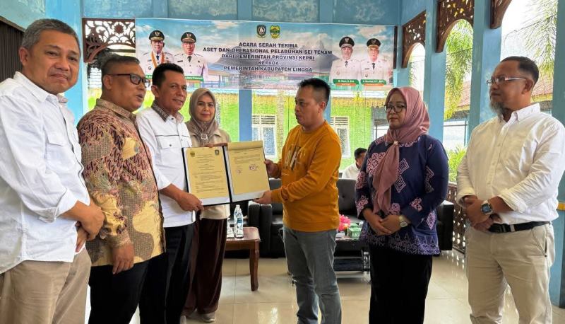 Pemerintah Provinsi Kepulauan Riau (Kepri) resmi menyerahkan operasional aset Pelabuhan Sei Tenam kepada Pemerintah Kabupaten (Pemkab) Lingga. Penyerahan dilakukan langsung oleh Gubernur Kepri Ansar Ahmad kepada Bupati Lingga M.Nizar (foto: Aulia/diskominfo Lingga)