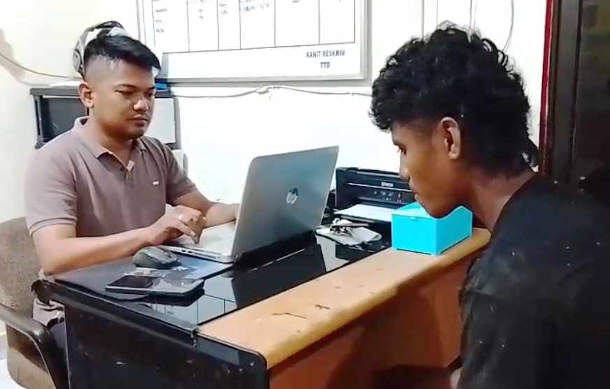 Penyidik Unit Reskrim Polsek Bintan Timur sedang memeriksa pelaku penusukan di Mako Polsek Bintan Timur.