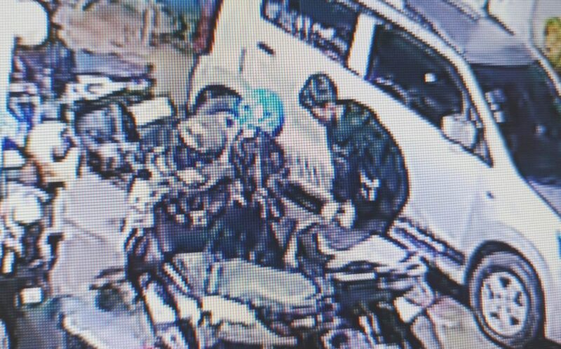 Rekaman CCtv, aksi pelaku pencurian barang Jamaah di parkiran Masjid Al-Hikmah Tanjungpinang (Foto: Pengurus Masjid)