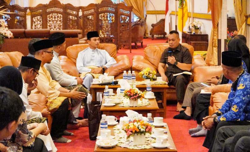 Bupati Lingga saat menerima kunjungan investor asing yang akan menanamkan Invesatsi di Lingga (Foto:Diskominfo Lingga)