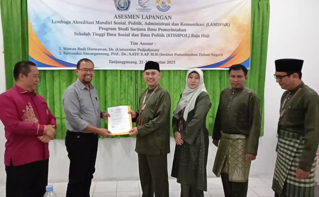 LAMSPAK menyerahkan sertifikat Akreditasi Unggul ke STISIPOL Raja Haji (Foto:Hasura/Istimewa)