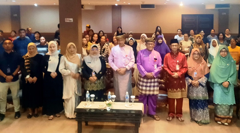 Wakil Walikota Tanjungpinang, Raja Ariza bersama peserta asosiasi saat berfoto bersama (Roland/Presmedia)