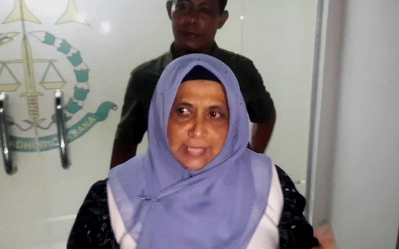 Mantan Walikota Tanjungpinang, Rahma diwawancarai awak media usai diperiksa di Kejari Tanjungpinang (Roland/ Presmedia)