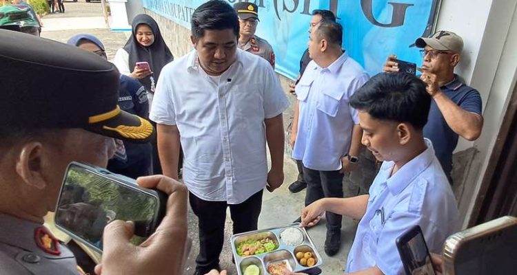 Bupati Bintan Roby Kurniawan beserta Sekda Bintan dan Anggota DPRD Bintan mengawasi menu MBG dan penyaluran MBG. (Foto Hasura)