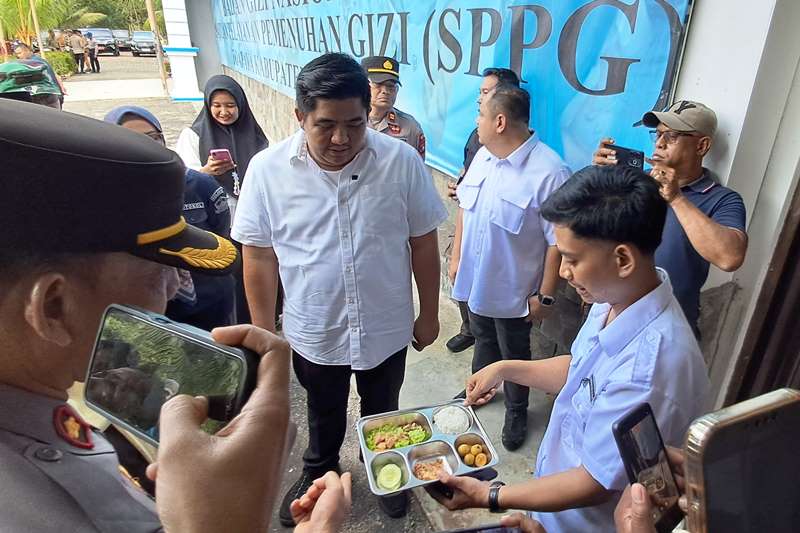 Bupati Bintan Roby Kurniawan beserta Sekda Bintan dan Anggota DPRD Bintan mengawasi menu MBG dan penyaluran MBG. (Foto Hasura)