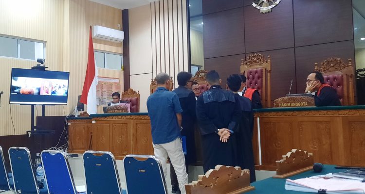Sidangan Penyelundupan BBM Solar dari Bintan ke Batam menghadirkan saksi Renhard Marpaung anggota Polair Polda Kepulauan Riau di Pengadilan Negeri (PN) Tanjungpinang (Roland/ Presmedia)