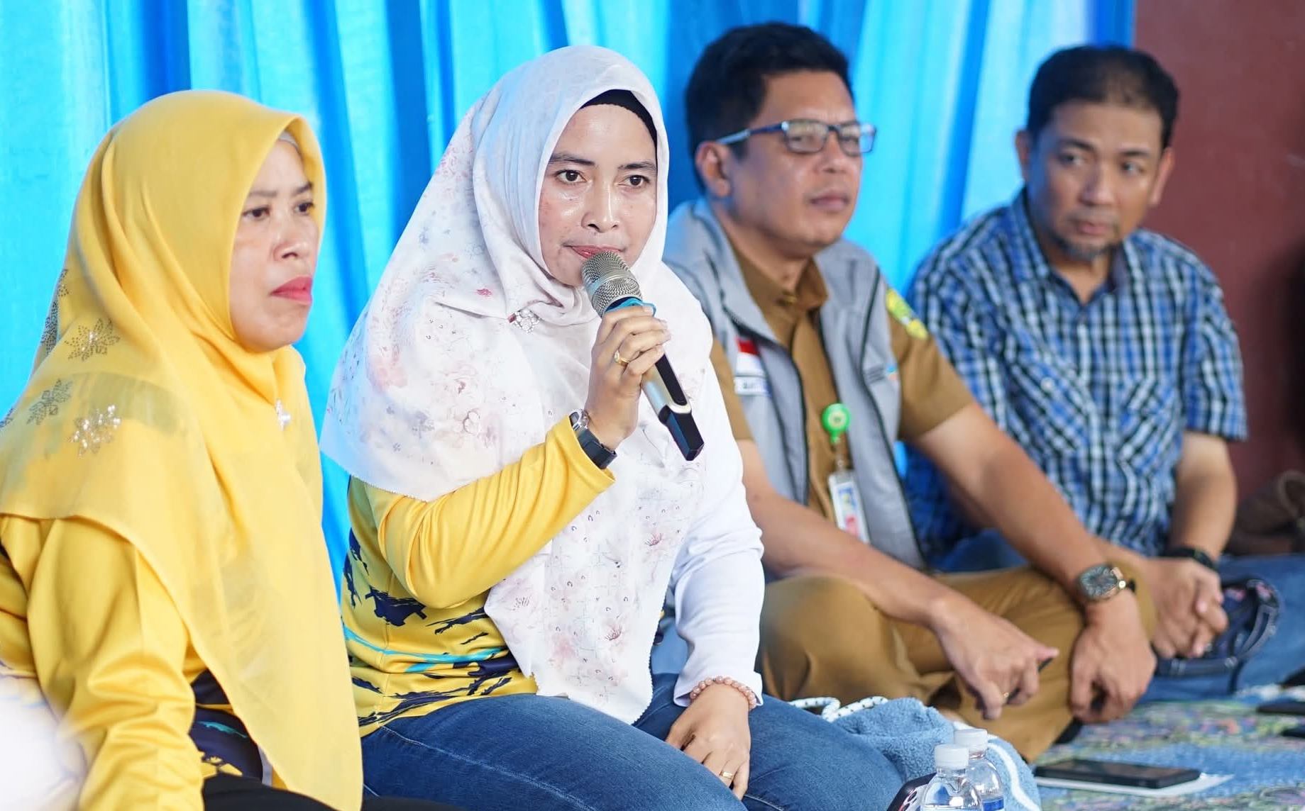 Ketua TP-PKK Kabupaten Lingga Ny.Maratusholiha Nizar, menggelar sosialisasi pencegahan stunting di Desa Benan Foto-Disominfo Lingga).