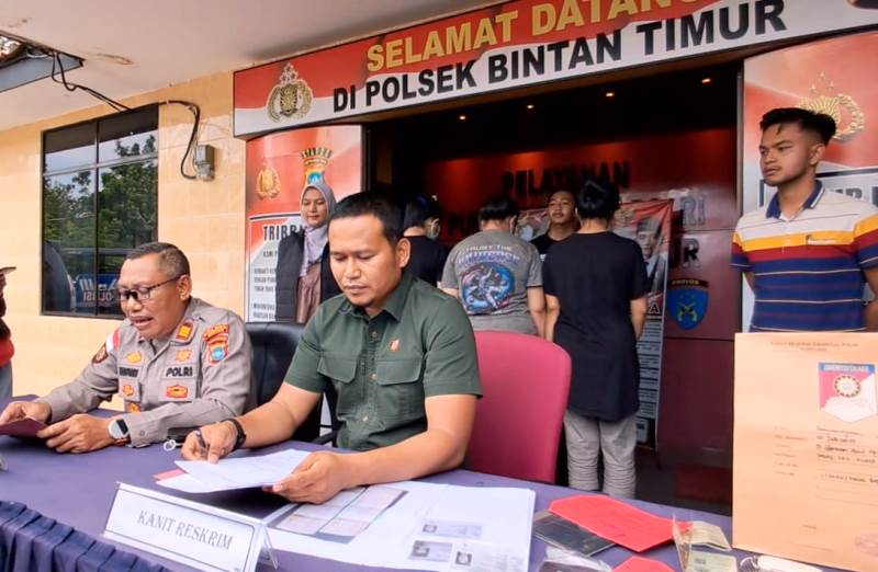 Kapolsek Bintan Timur AKP Khapandi didampingi Kanit Reskrim Polsek Bintan Timur Ipda Daeng Salamun gelar konfrensipers kasus penggelapan dua unit mobil. (Foto Hasura)