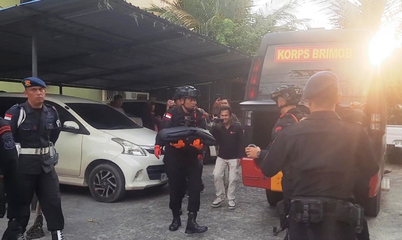 Tim Penjinak Bom Brimob Bintan Polda Kepri, mengevakuasi bahan peledak jenis mortir yang diotemuka nelayan Tanjungpinang (Roland/Presmedia)