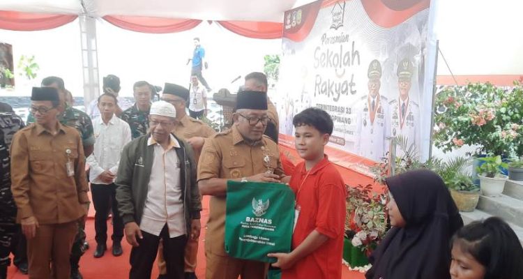 Walikota Tanjungpinang Lis Darmansyah dan Wakil Gubernur Kepri Nyanyang Hari Pratama saat memberikan paket bantuan Baznas Tanjungpinang (Roland/Presmedia)
