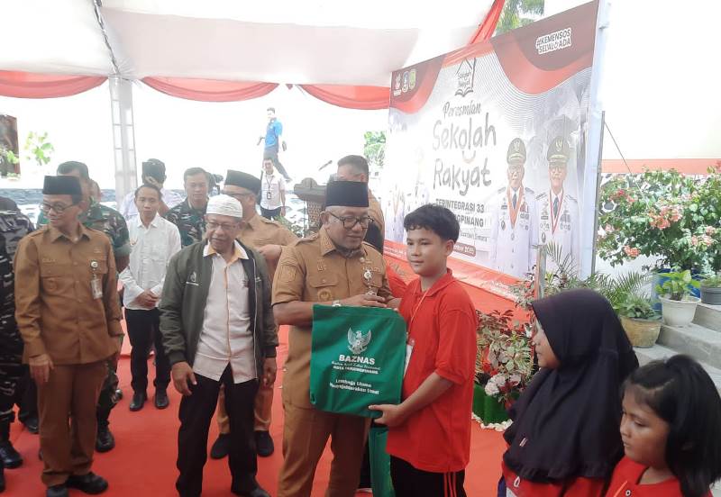 Walikota Tanjungpinang Lis Darmansyah dan Wakil Gubernur Kepri Nyanyang Hari Pratama saat memberikan paket bantuan Baznas Tanjungpinang (Roland/Presmedia)