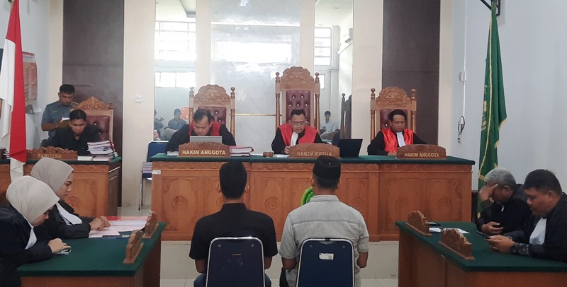 ASN DPRD Tanjungpinang Dian Asmara Divonis 66 Tahun Elgun Al Gazali 56 Tahun Penjara ASN di Sekretariat DPRD Kota Tanjungpinang, terdakwa Dian Asmara Siregar dan terdakwa Elgun Algazhali saat mendengarkan vonis di PN Tanjungpinang (Roland/ Presmedia)