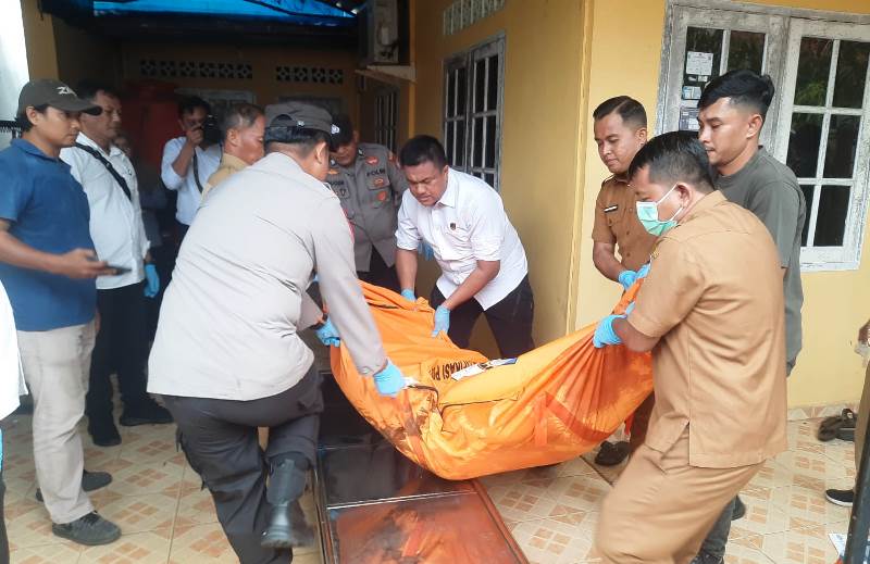 Kepolisian saat melakukan evakuasi jazad korban untk dibawa ke RS RAT (Roland/Presmedia)