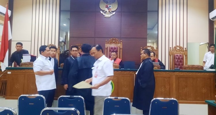 Kepala BPN Tanjungpinang Yudi Hermawan, serta dua pegawai BPN Kepri, Bahktiar dan Bangkit, saat memberikan kesaksian di Pengadilan Negeri (PN) Tanjungpinang, Selasa (14/10/2025) (Roland/Presmedia).