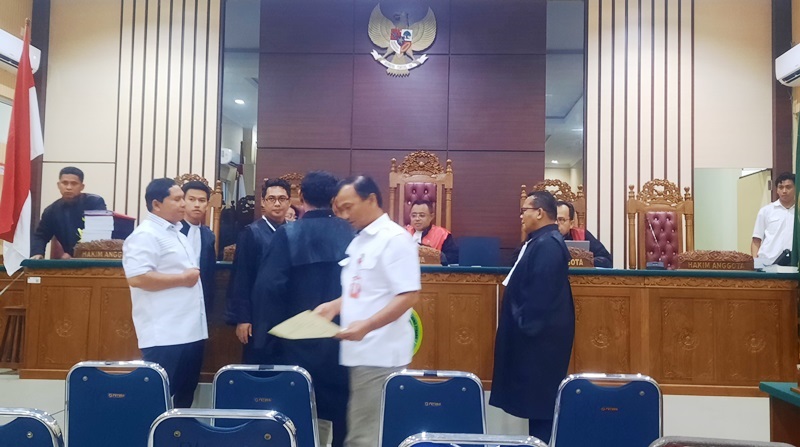 Kepala BPN Tanjungpinang Yudi Hermawan, serta dua pegawai BPN Kepri, Bahktiar dan Bangkit, saat memberikan kesaksian di Pengadilan Negeri (PN) Tanjungpinang, Selasa (14/10/2025) (Roland/Presmedia).