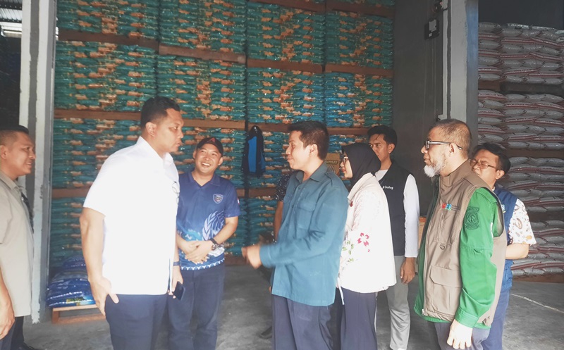 Bapanas, Bareskrim, dan Satgas Pangan Tidak Temukan Pegoplosan, Penggantian Kemasan dan Pengurangan Takaran Beras di Tanjungpinang Bapanas bersama Mabes Polri dan Satgas Pangan Tanjungpinang mengecek harga serta kualitas dan takaran beras premium dan medium yang dijual di Distributor, pasar modern dan tradisional di Kota Tanjungpinang (Roland/Presmedia)