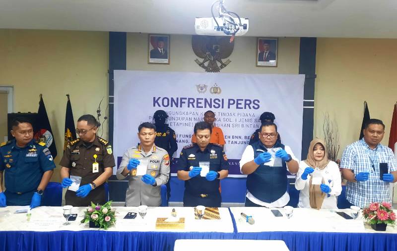 BC Tanjungpinang bersama stakholder saat press rillis penangkapan pelaku WN Malaysia Internasional di Aula BC Tanjungpinang (Roland/ Presmedia)