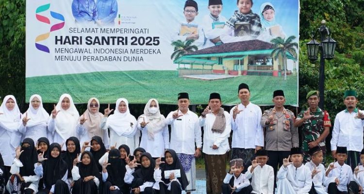 Bupati Lingga M. Nizar memimpin Apel Hari Santri 2025 yang digelar di Halaman Kantor Bupati Lingga pada Rabu pagi (22/10/2025).