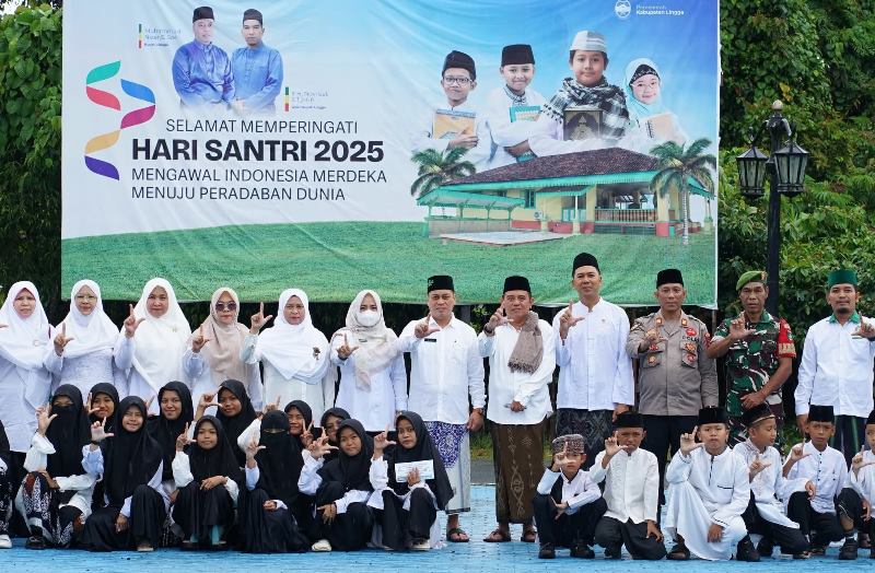Bupati Lingga Ajak Santri Melek Teknologi dalam Apel Hari Santri 2025 Bupati Lingga M. Nizar memimpin Apel Hari Santri 2025 yang digelar di Halaman Kantor Bupati Lingga pada Rabu pagi (22/10/2025).
