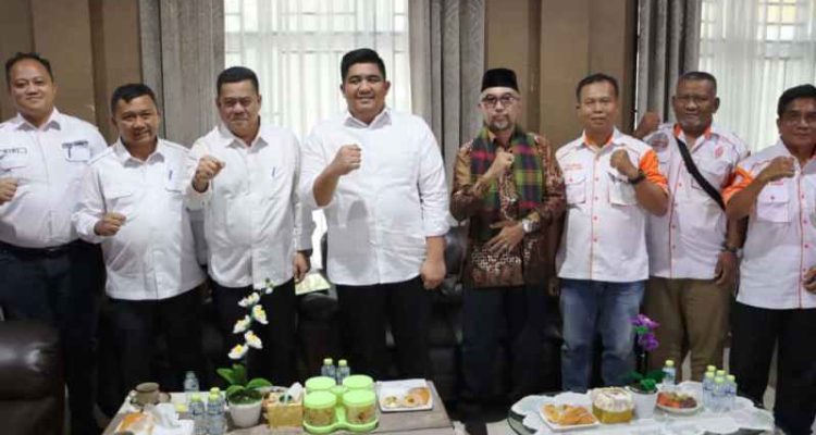 Audiensi pengurus ORARI Lokal (ORLOK) Bintan dengan Bupati Bintan di Ruang Kerja Camat Seri Kuala Lobam, Rabu (22/10/2025)