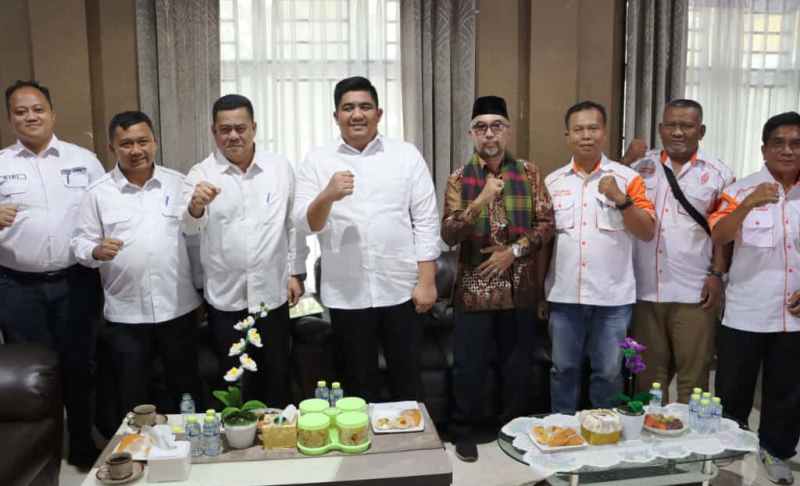 Bupati Roby Apresiasi Kontribusi ORARI Lokal Bintan dalam Setiap Kegiatan Pemerintah Audiensi pengurus ORARI Lokal (ORLOK) Bintan dengan Bupati Bintan di Ruang Kerja Camat Seri Kuala Lobam, Rabu (22/10/2025)