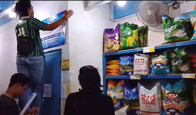 Cegah Beras Oplosan, Satreskrim Polres Bintan Sidak HET di Sejumlah Swalayan Kanit Tipiter Satreskrim Polres Bintan Iptu Adi Satrio Gustian beserta anggotanya melakukan monitoring dan memasang spanduk himbauan penjualan beras sesuai HET. (Foto Humas Polres Bintan)