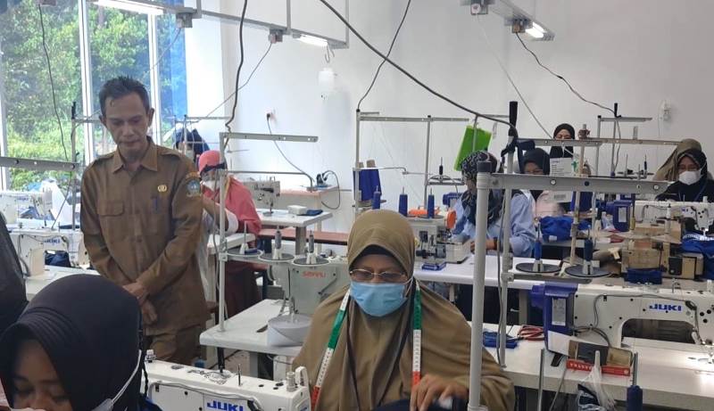 DKUPP Bintan Bentuk UPT Sentra Fashion dan Pabrik Tekstil untuk Mendorong IKM Lokal Kepala DKUPP Bintan Asysukri sedang meninjau para IKM menjahit seragam PT BIIE Lobam.(Foto Hasura)