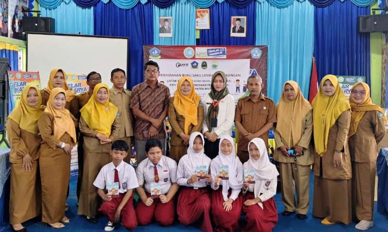 DLH Bintan Bagikan Buku Saku Literasi Lingkungan untuk Siswa SD dan SMP, Bentuk Generasi Peduli Alam Dinas Lingkungan Hidup (DLH) Kabupaten Bintan membagikan buku saku literasi lingkungan kepada siswa SD dan SMP sebagai upaya menanamkan kesadaran menjaga kebersihan dan kelestarian alam sejak dini. (Foto:Diskominfo Bintan)