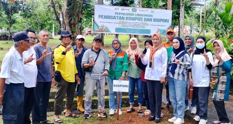 DLH Bintan melakukan penyuluhan pembuatan kompos dan biopori kepada masyarakat di RTH KCW Kijang Kota Kecamatan Bintan Timur.(Foto:Hasura)