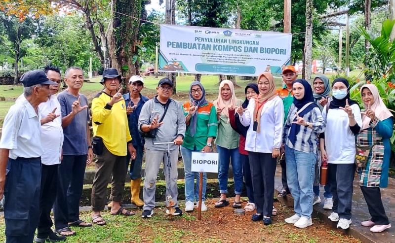DLH Bintan melakukan penyuluhan pembuatan kompos dan biopori kepada masyarakat di RTH KCW Kijang Kota Kecamatan Bintan Timur.(Foto:Hasura)